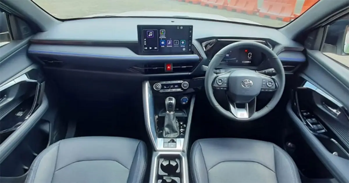 Khu vực lái của xe Toyota Yaris Cross phiên bản xăng