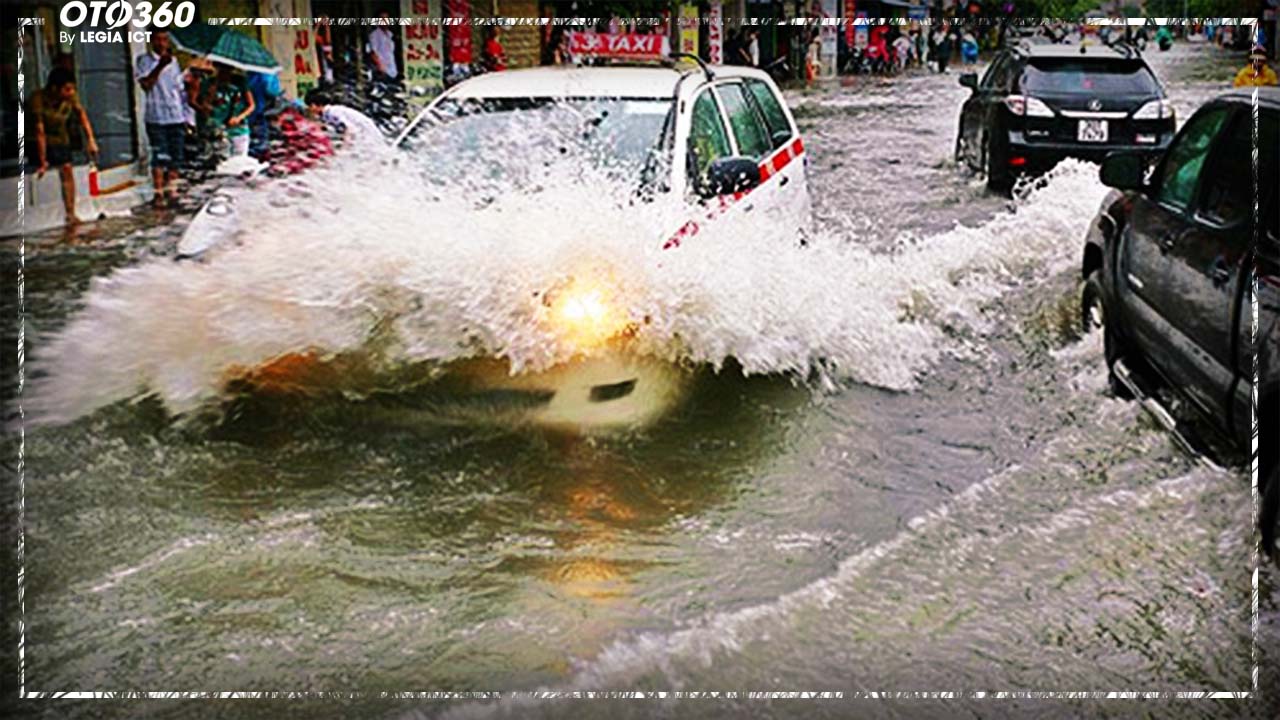 Xe ô tô đi qua vùng ngập nước