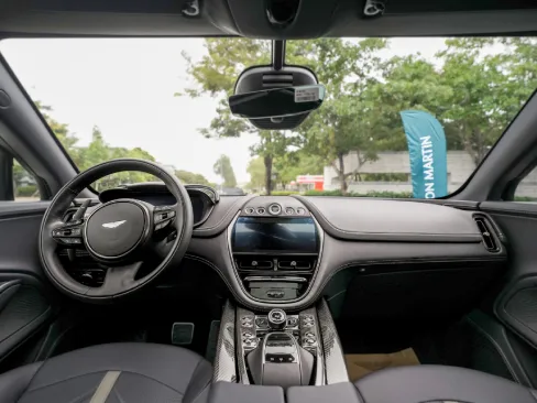 Khoang lái Aston Martin DBX 707