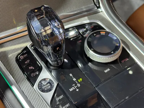 Cần số và bảng điều khiển trung tâm BMW 8 Series