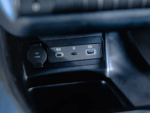 Cổng sạc Type A, C cho hai hàng ghế BYD Dolphin
