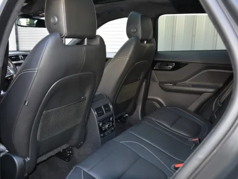 Hàng ghế sau Jaguar F-PACE
