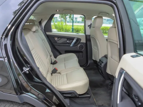 Không gian hàng ghế sau Land Rover Discovery Sport