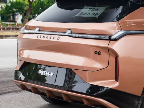 Cốp sau Lynk & Co 08