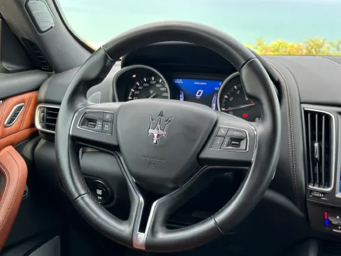 Vô lăng Maserati Levante