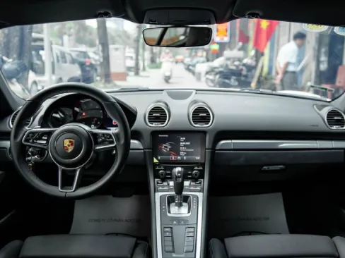 Khoang lái Porsche 718 Cayman