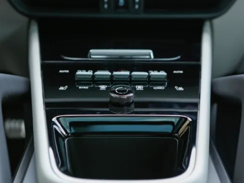 Khu vực điều khiển trung tâm Porsche Cayenne