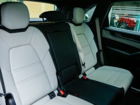 Hàng ghế sau Porsche Cayenne