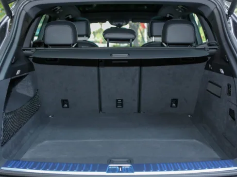 Khoang hành lý Porsche Cayenne