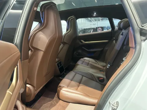 Hàng ghế sau Porsche Taycan