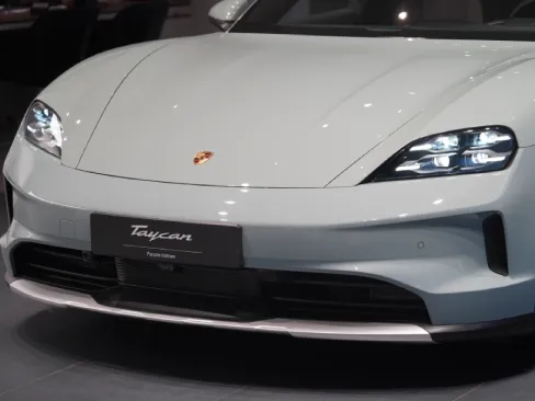 Lưới tản nhiệt Porsche Taycan