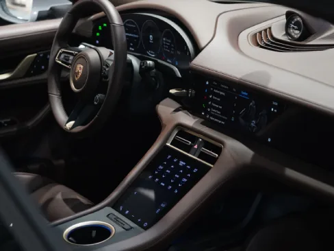 Khoang lái Porsche Taycan