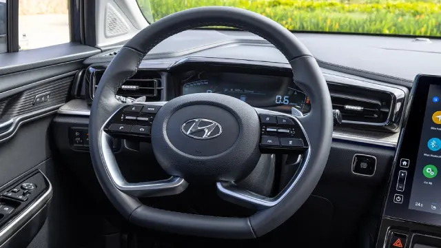 Không gian nội thất và trang bị tiện ích trên Hyundai Custin