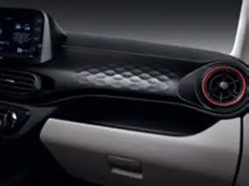 Khay để đồ tiện ích với phần ốp tạo hình 3D ấn tượng xe Hyundai Grand i10 sedan