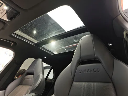 Cửa sổ trời Lynk & Co 03