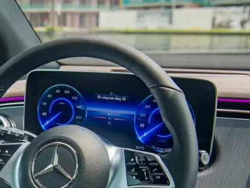 Bảng đồng hồ kỹ thuật số Mercedes Benz EQE SUV