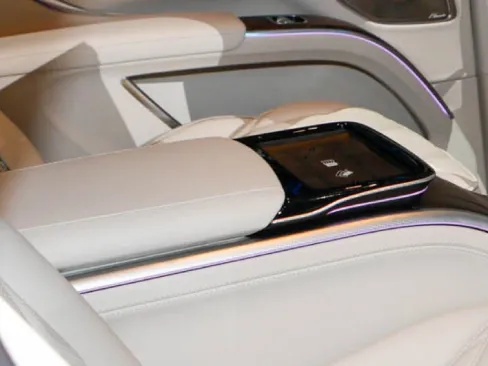 Tựa tay trung tâm và bàn làm việc gập Mercedes Benz Maybach EQS