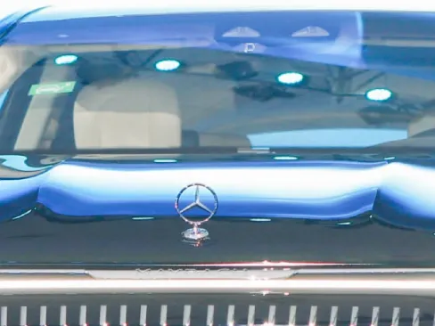 Logo ngôi sao ba cánh Mercedes Benz Maybach EQS