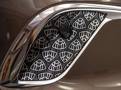 Logo Maybach trên hốc gió giả Mercedes Benz Maybach EQS